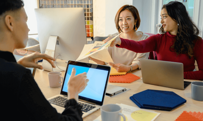 لماذا يعتبر تتبع المركبات استثماراً استراتيجياً للشركات الصغيرة والمتوسطة؟